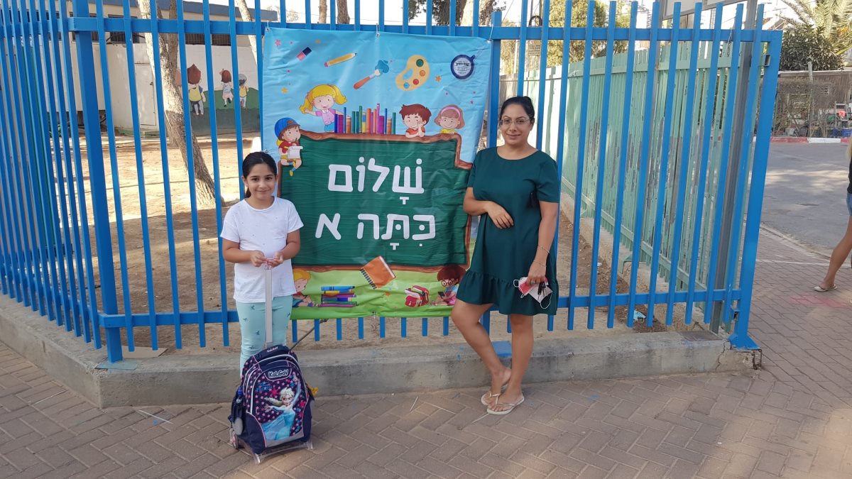 מירב והדס בשער בית הספר - "נאלצנו לשחד אותה בשביל שתגיע היום. קרדיט - רותם שרון