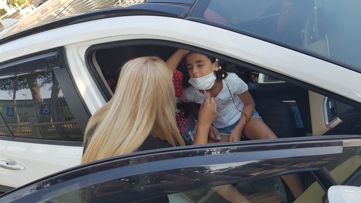 מבצעים בדיקות ברכב מפאת הזמן. קרדיט - רותם שרון