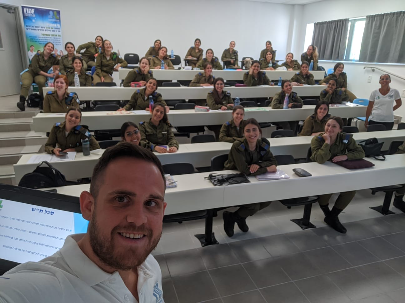 שמואל בהרצאה לחיילים כחלק מתכנית "אח גדול". קרדיט - צילום פרטי