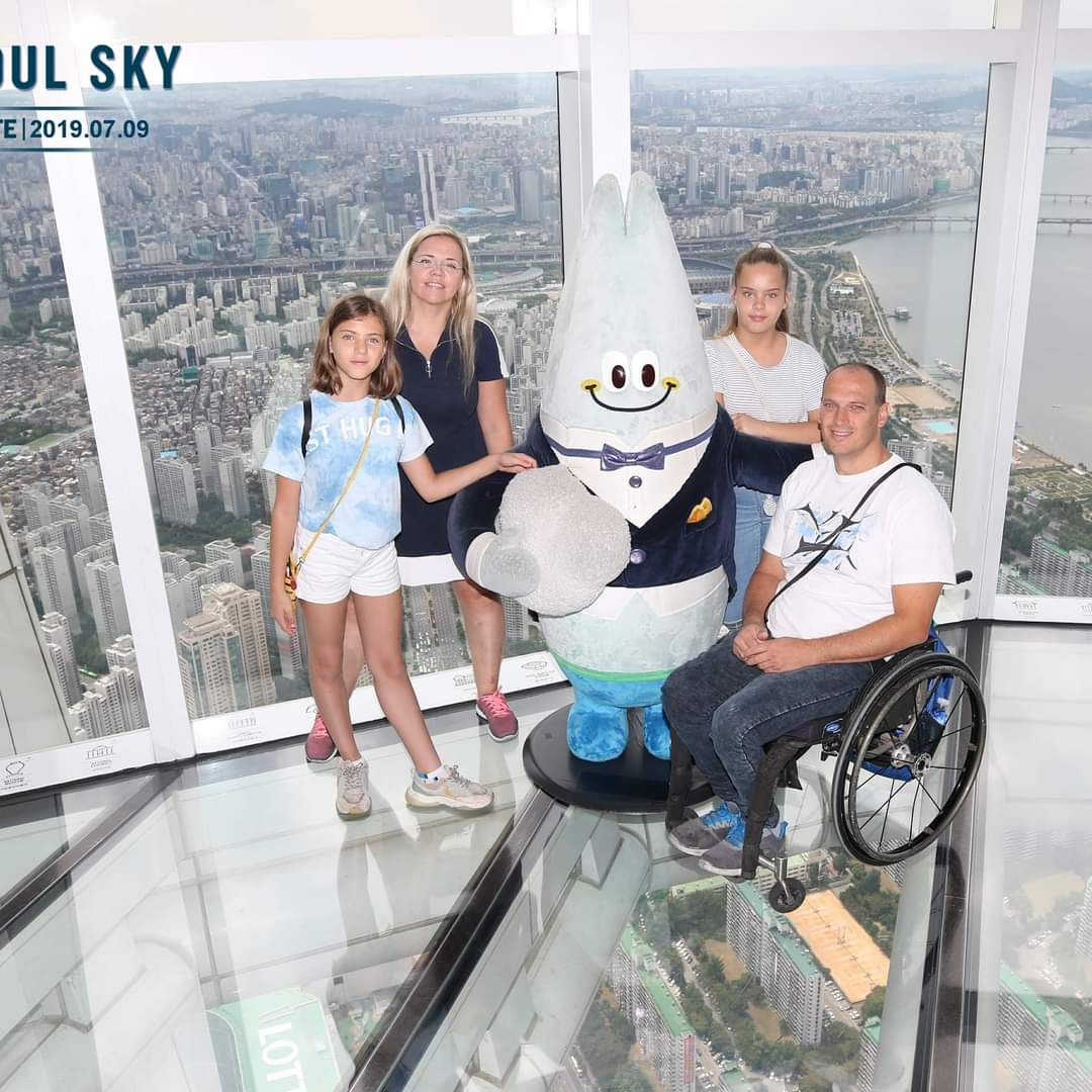 סלוביק, יחד עם אשתו ובנותיו. קרדיט - צילום פרטי