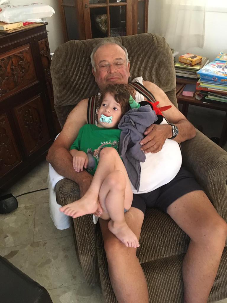 שלמה יחד עם נכדו בן ה-6. קרדיט - צילום פרטי