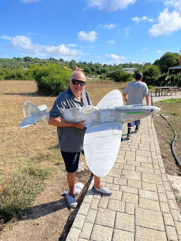 שלמה יחד עם טיסן אותו בנה בעצמו. קרדיט - צילום פרטי