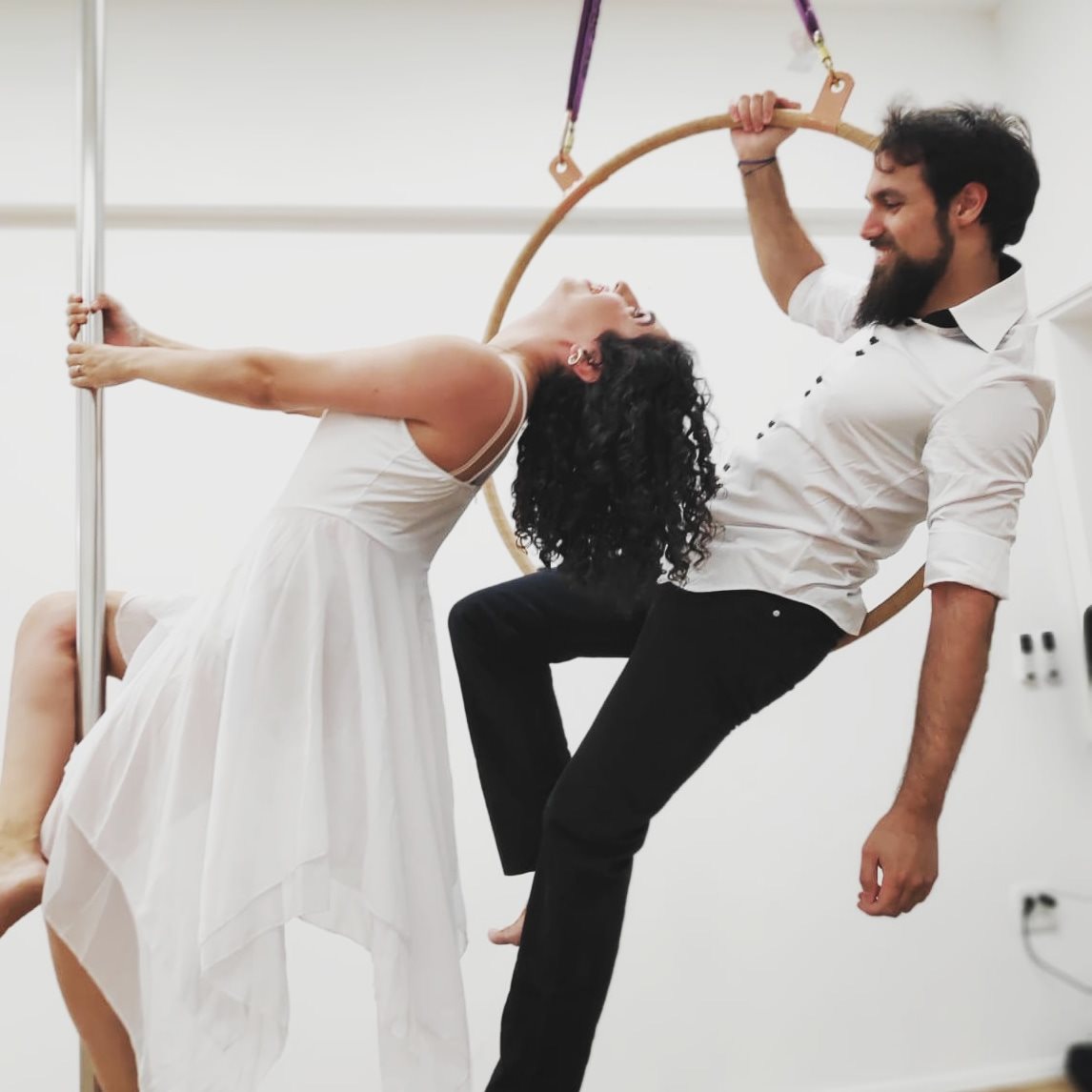 זוג מתאמנים בצילומי save the date בסטודיו