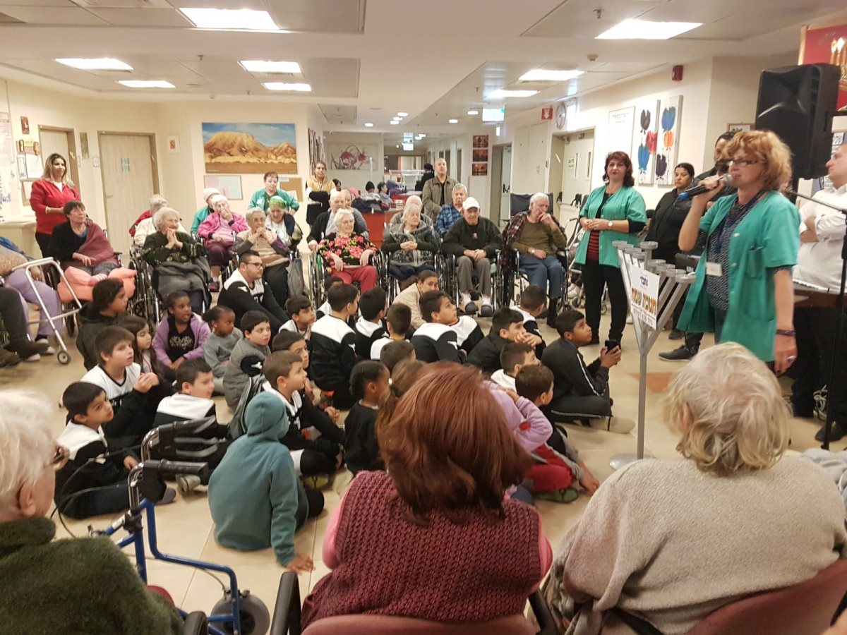 "פעילות שאני מאד גאה בה". ילדי השכונה יחד עם דיירי בית אבות ה'שלום'. קרדיט - צילום פרטי