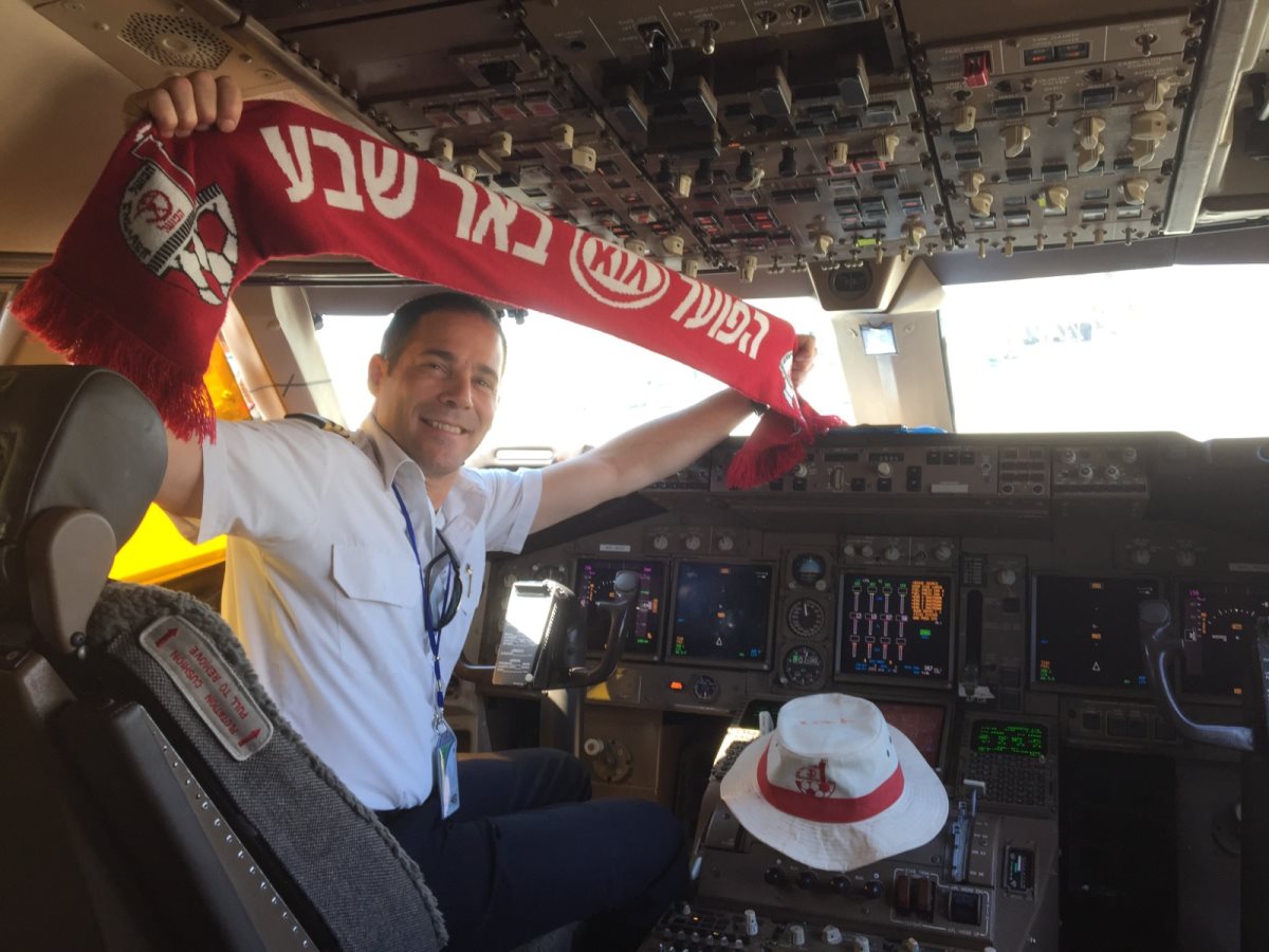 "אין טיסה שנראית כמו הקודמת", גיא שחר עם הצעיף המוכר. קרדיט - צילום פרטי