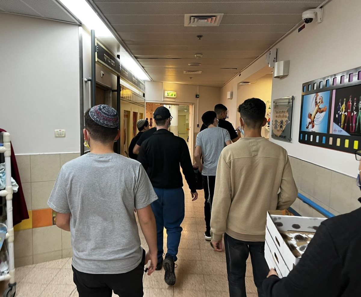 רוצים לשמח את תושבי באר שבע, במהלך הפעילות בסורוקה. קרדיט - צילום פרטי