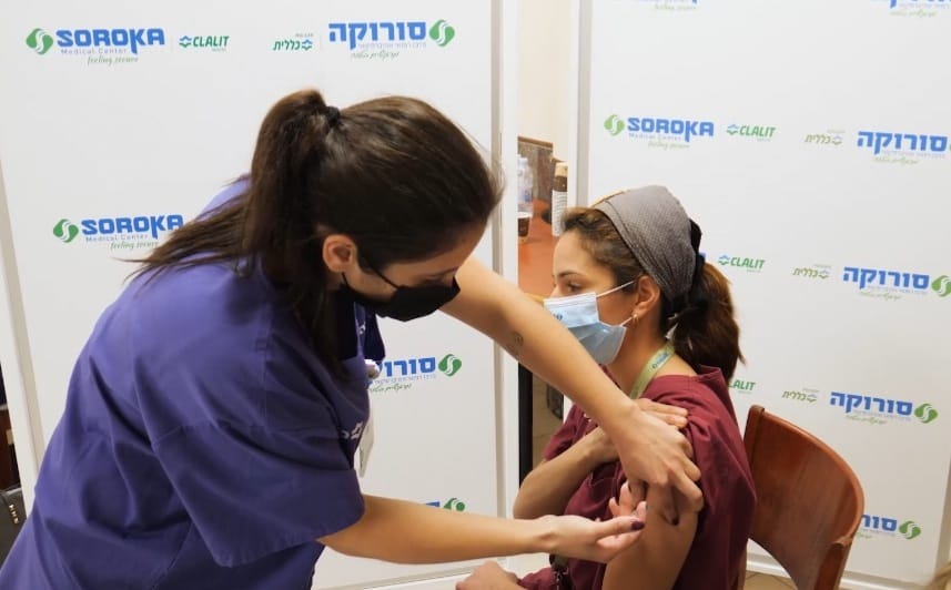 עובדת סורוקה מקבלת חיסון רביעי במסגרת המחקר של כללית המתבצע בסורוקה. קרדיט: דוברות סורוקה