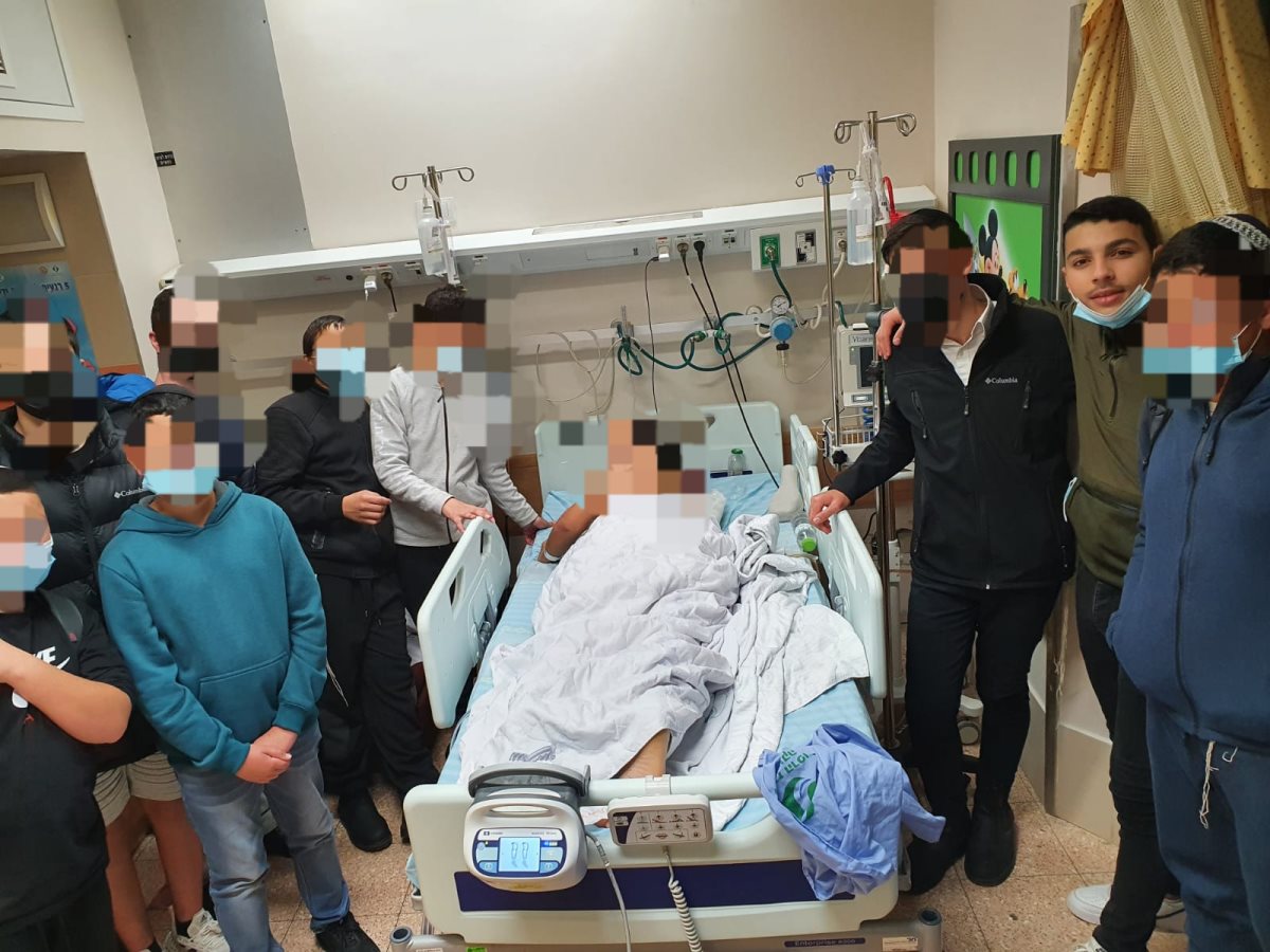 אדיר סבג (שני מימין) יחד עם חבריו בבית החולים. קרדיט - צילום פרטי