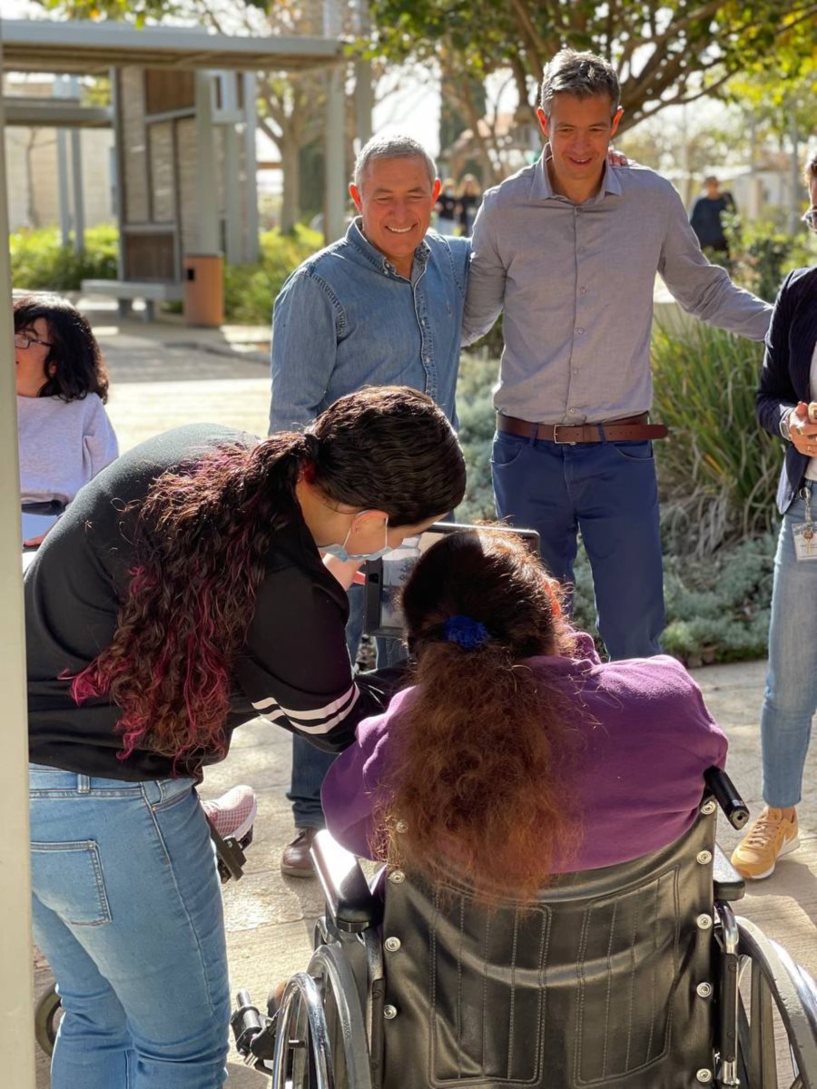 השר הנדל יחד עם דיירי הכפר השיקומי. קרדיט - עדי נגב