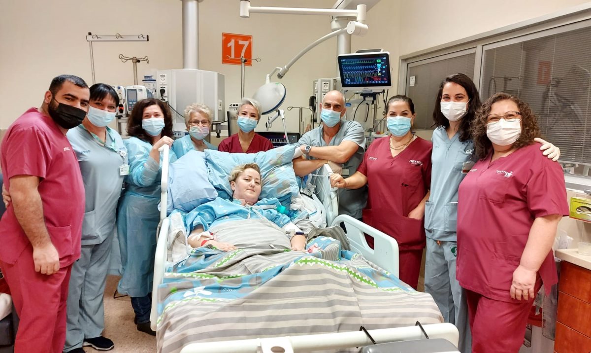 טניה לאונטייב עם הצוות ביחידה לטיפול נמרץ פנימי בסורוקה. קרדיט - דינה פרנקל