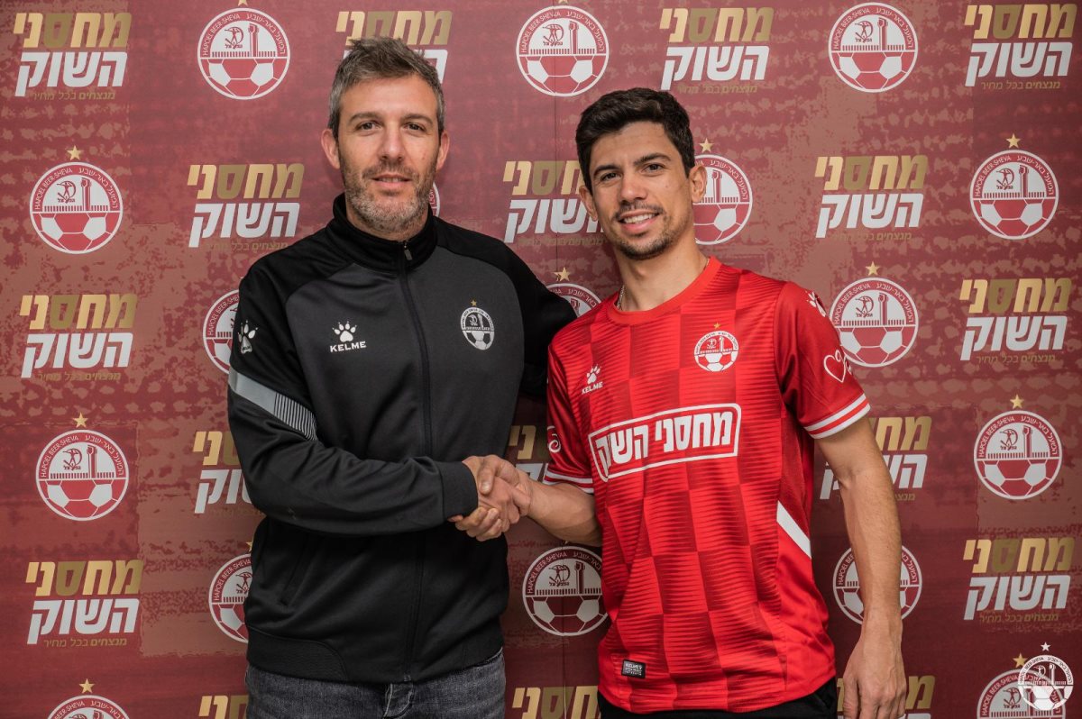 מרטינס ומנכ"ל הקבוצה, גיא פרימור. קרדיט - הפועל "מחסני השוק" באר שבע