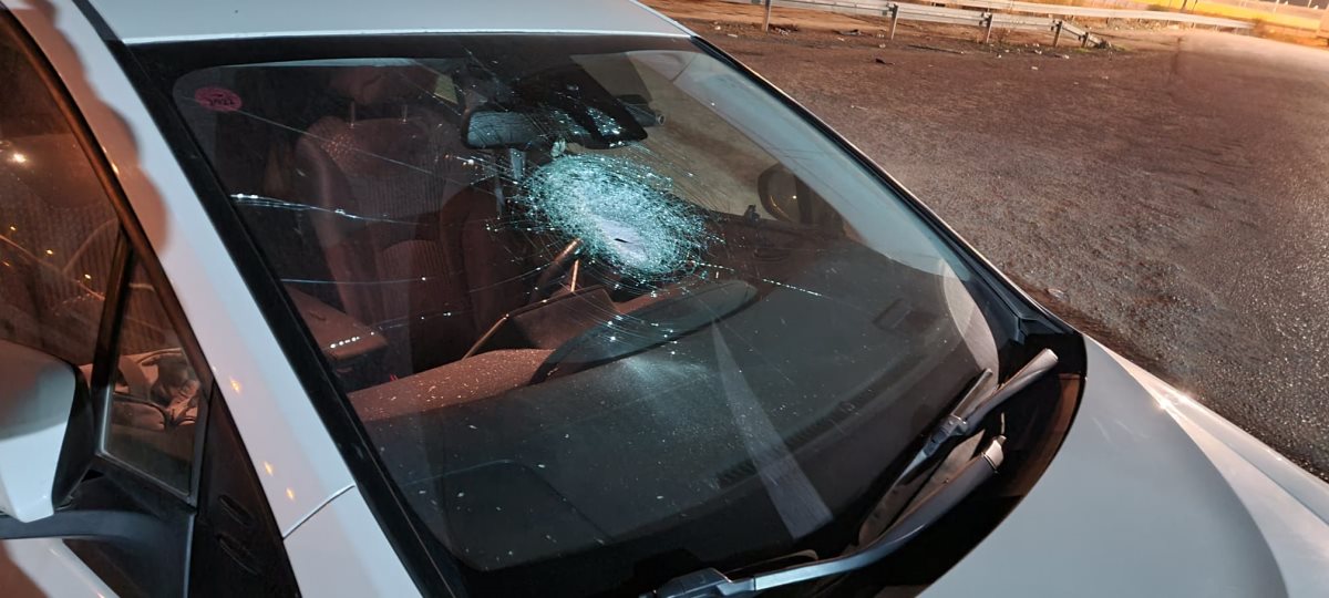 שמשת הרכב המנופצת, אמש בכביש עומר מיתר. קרדיט - תוכן גולשים (ע"פ סעיף 27א')