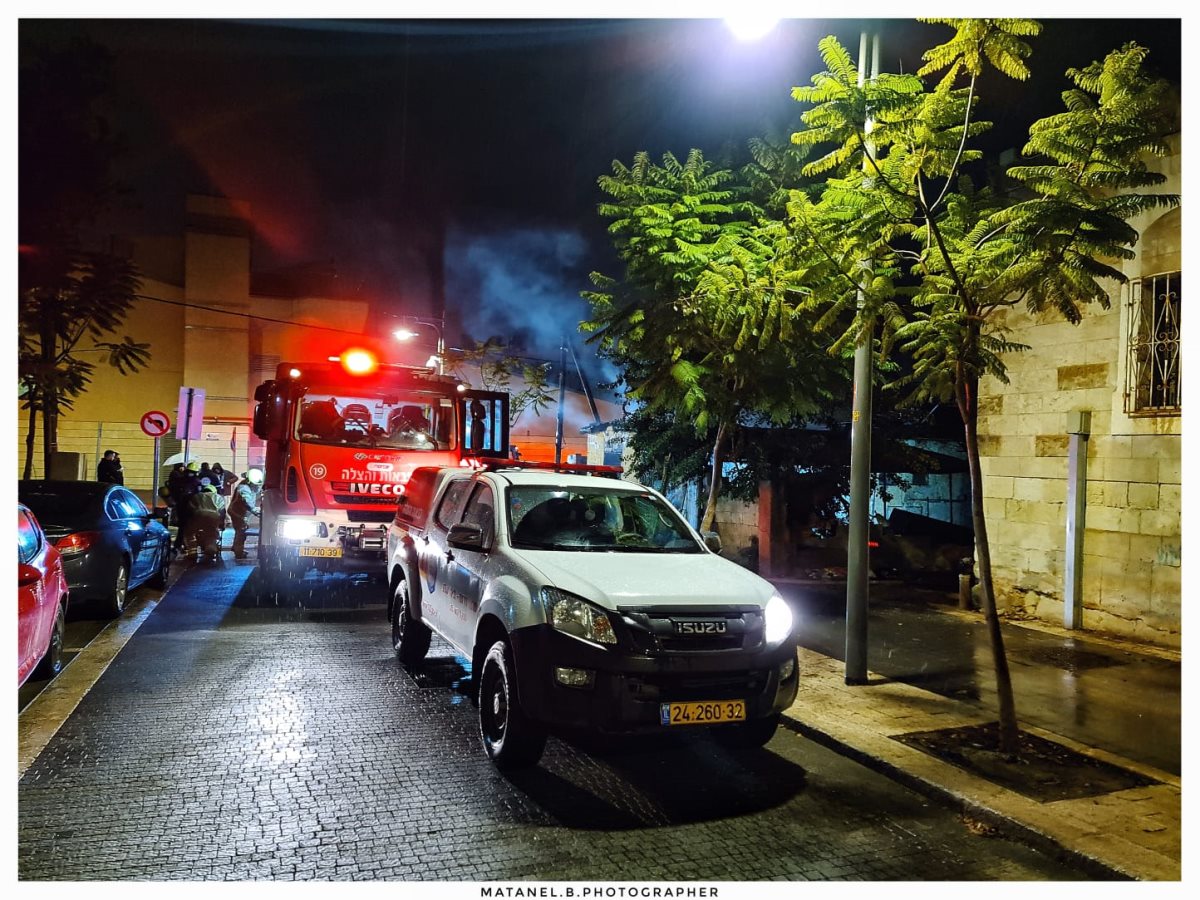 כוחות כיבוי אש בזירה ברחוב נגבה. קרדיט - מתנאל בושרי