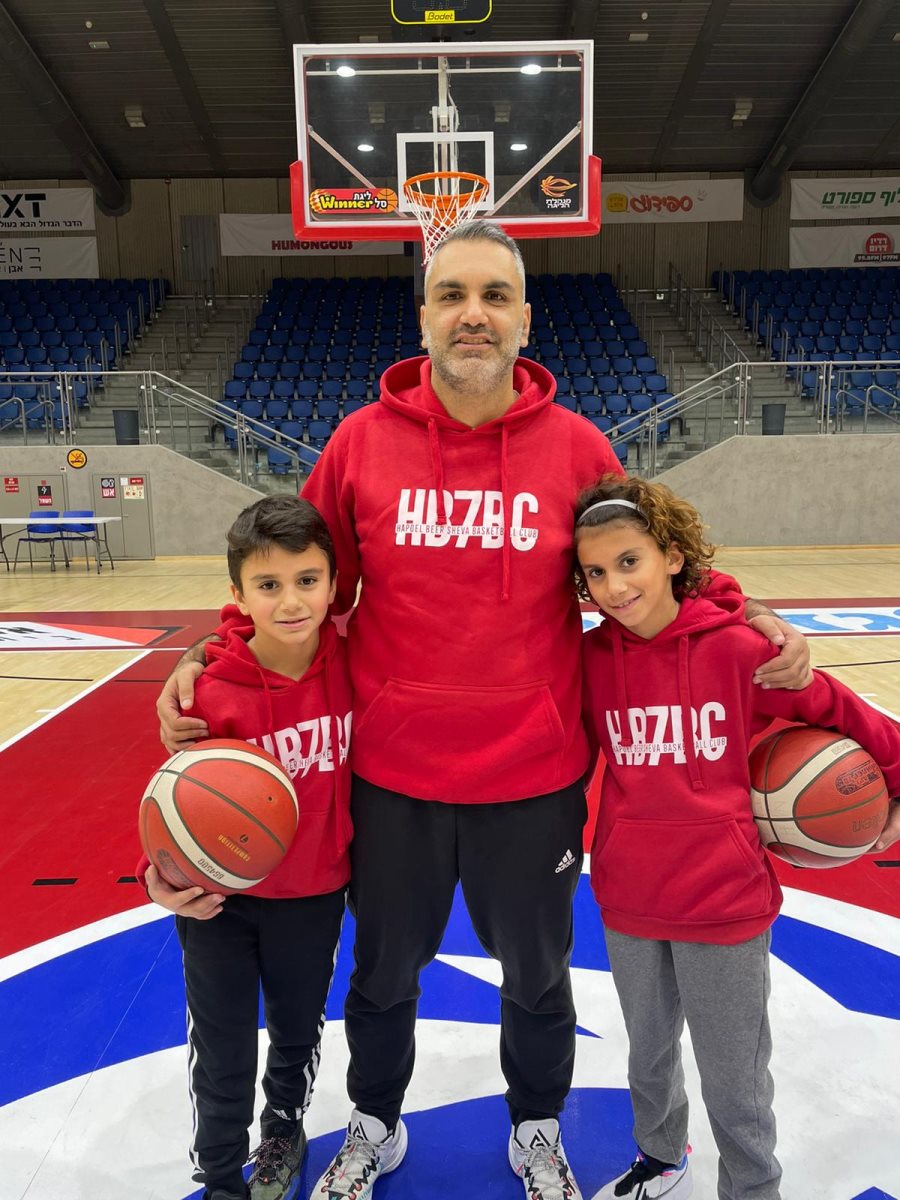 הילדים סוטריס ואנדראס שהגיעו לביקור ראשון בהיכל. קרדיט: הפועל ״אלטשולר שחם״ באר שבע