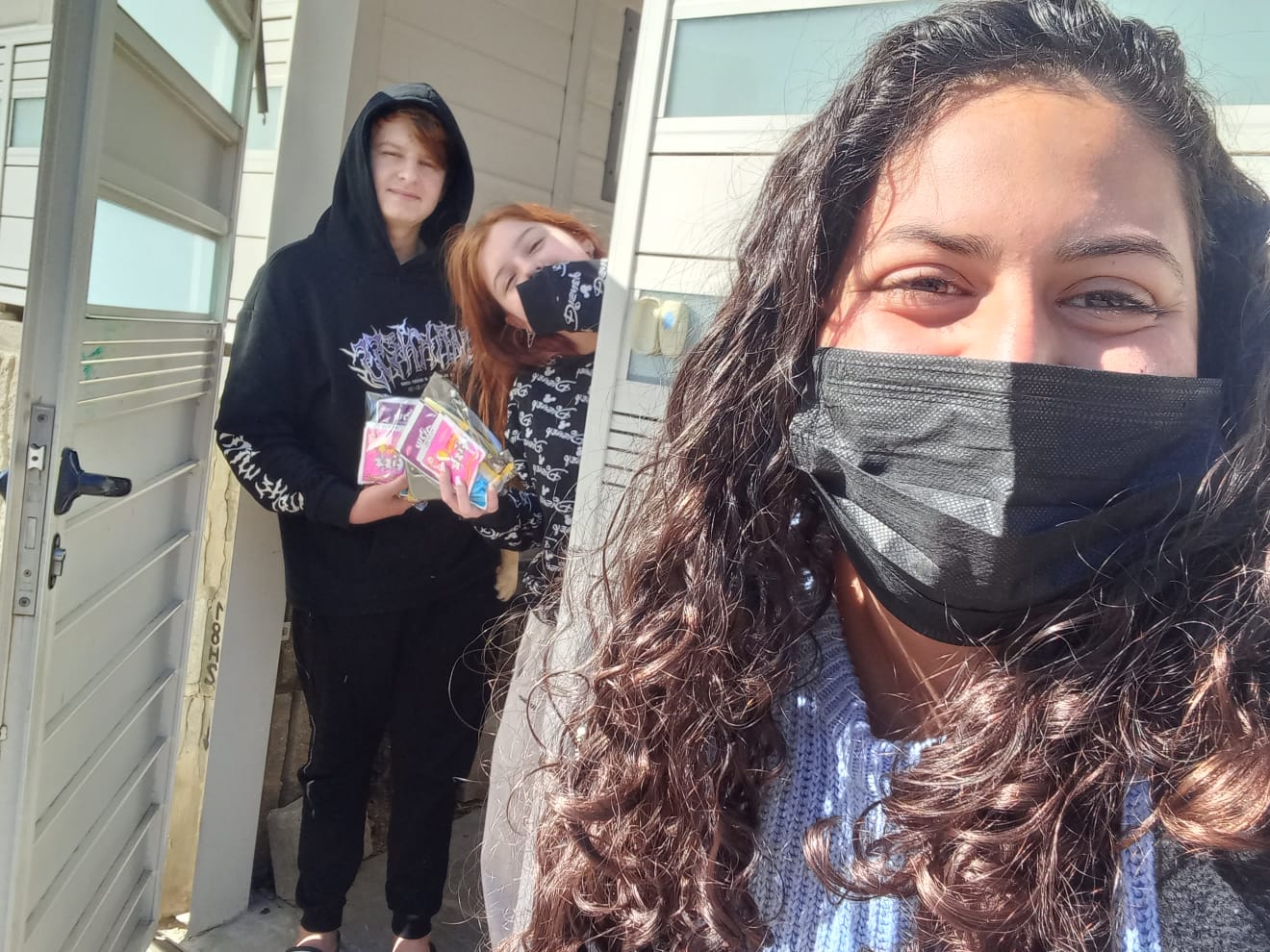 הצוות החינוכי של תיכון עתיד בביקור תלמידיו המבודדים. קרדיט - תיכון עתיד באר שבע