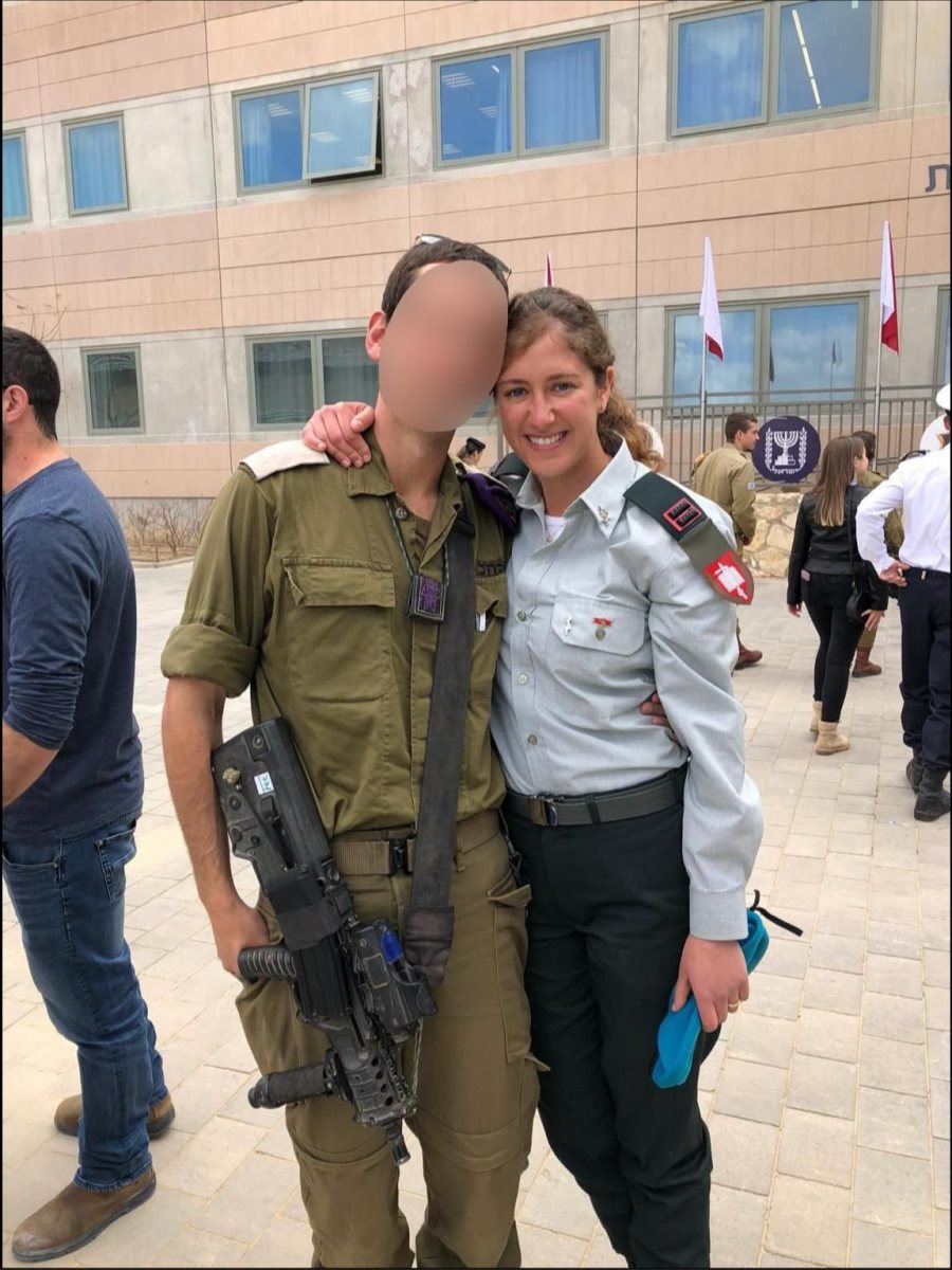 סרן ניצן שקרצ'י ובן זוגה. קרדיט - דובר צה"ל