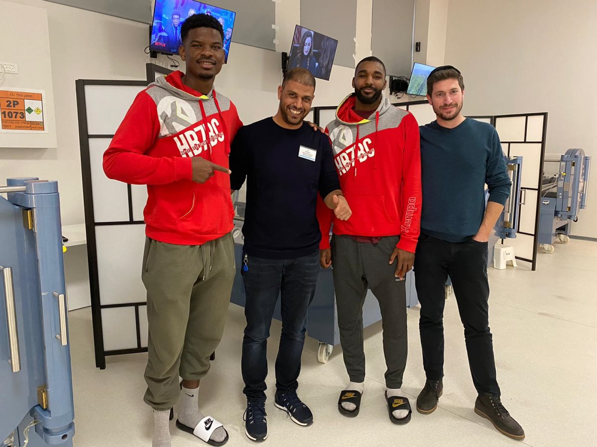 ג'וניור איטו ואמיר בל במרפאת "בטר לייף" ביום חמישי האחרון. קרדיט - צילום פרטי