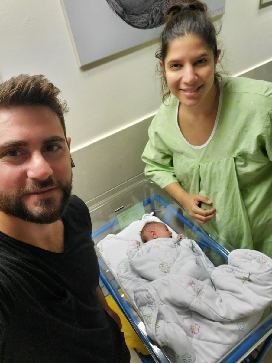 צליל ודניאל מילס עם התינוק. קרדיט - צילום פרטי