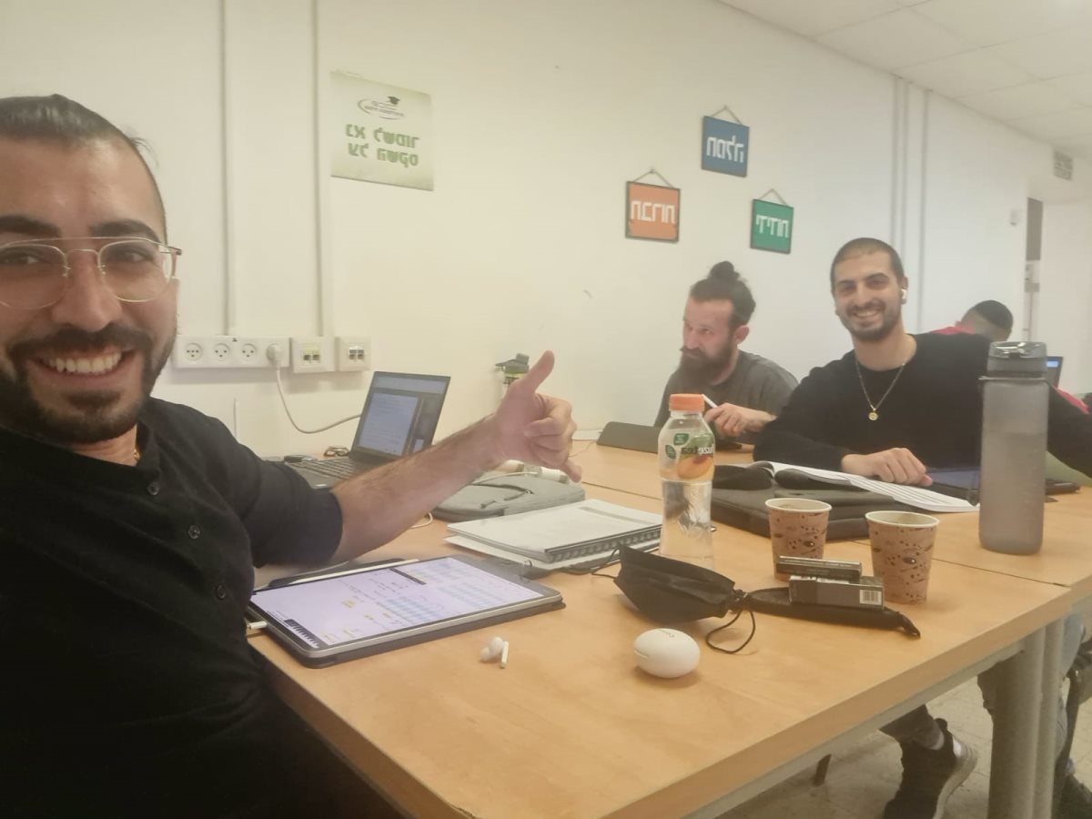 תומר מנור (ראשון מימין) וחברים במכללה. קרדיט - צילום פרטי