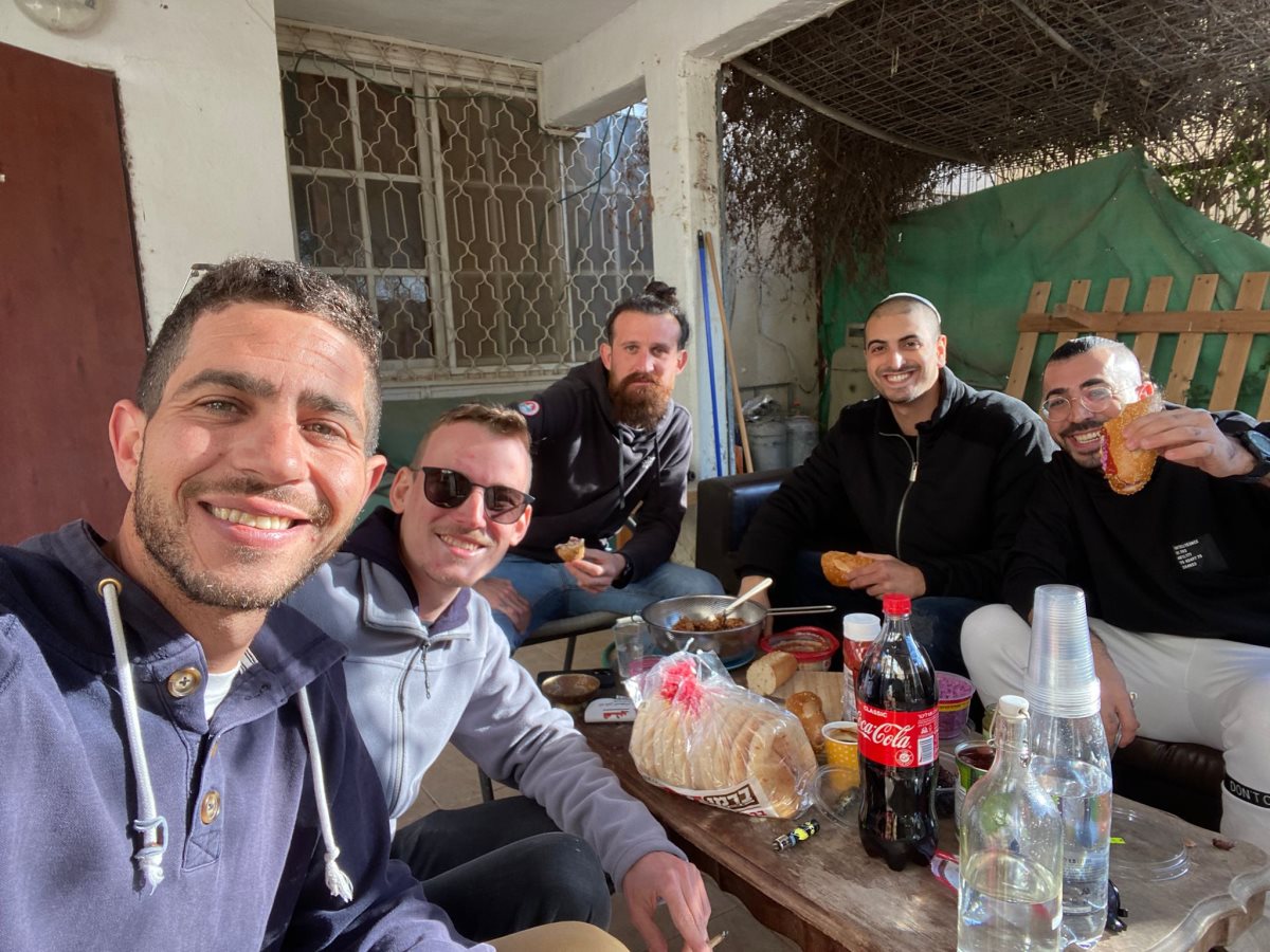 תומר מנור (שני מימין) וחברים. קרדיט - צילום פרטי