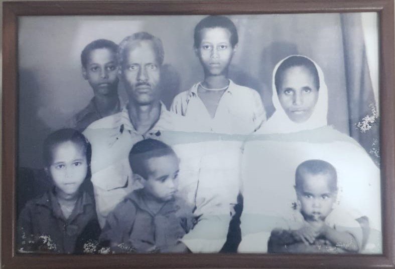 יחד עם משפחתו (שמעון בין הוריו). קרדיט - צילום פרטי