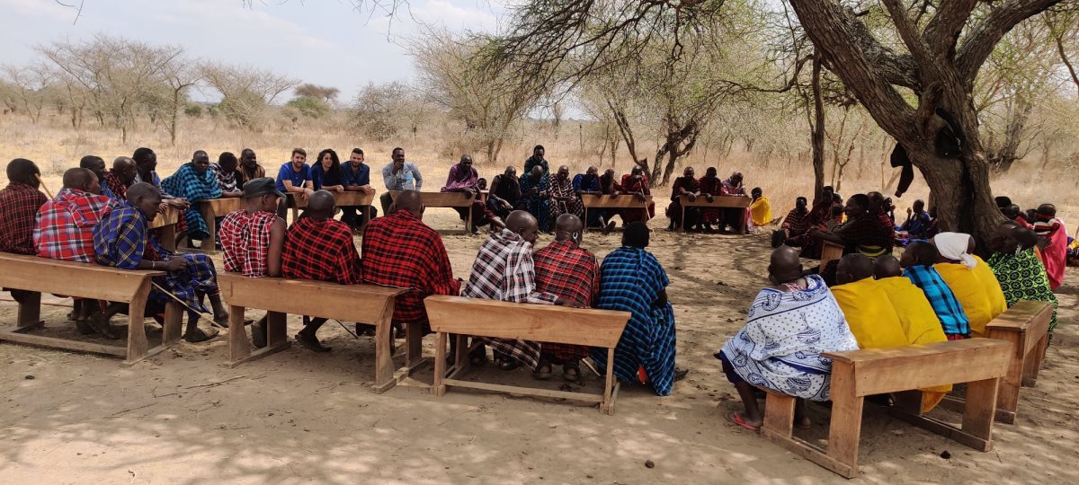 יחד עם בני הכפר Socorro. קרדיט - ״מהנדסים ללא גבולות״