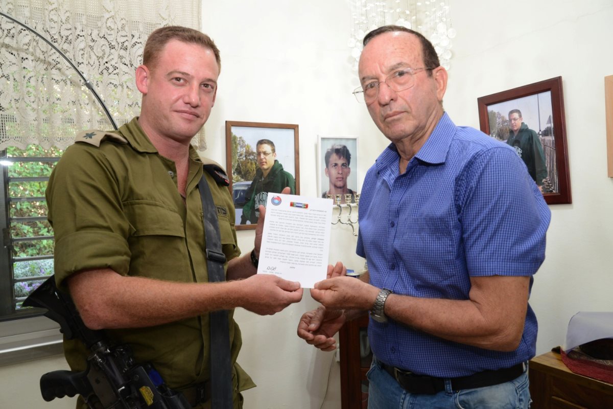 בעת קבלת אות המערכה לזכרו של גיל ז"ל. קרדיט - צילום פרטי