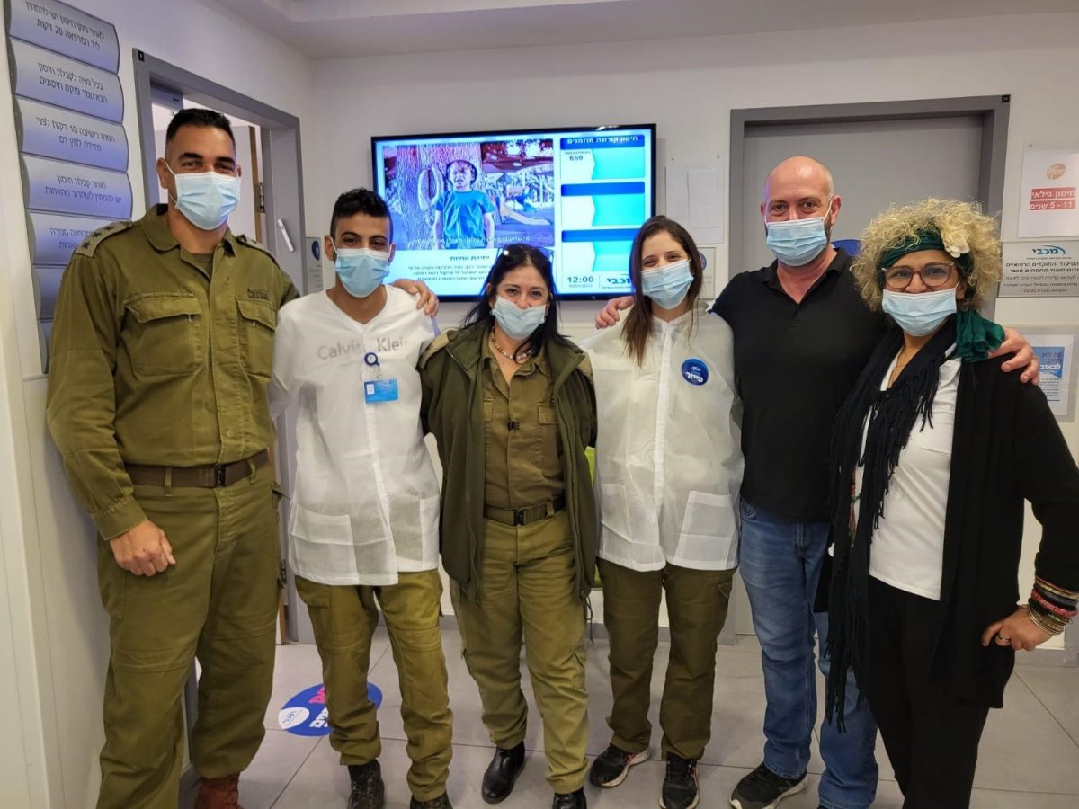 אלוף משנה גלעד פטימר, מנהל המרפאה אבי יבלונסקי ומ״פ מכבי, סגן אלוף אורית גרמנוב. קרדיט - דובר צה"ל