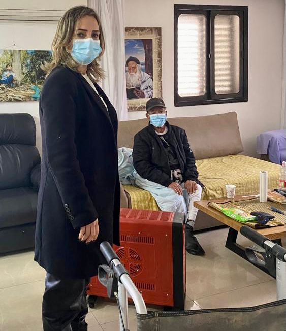 האחות מיכל אוחנה מהיחידה הגריאטרית של כללית מחוז בדרום בביקור בית, היום. קרדיט - כללית