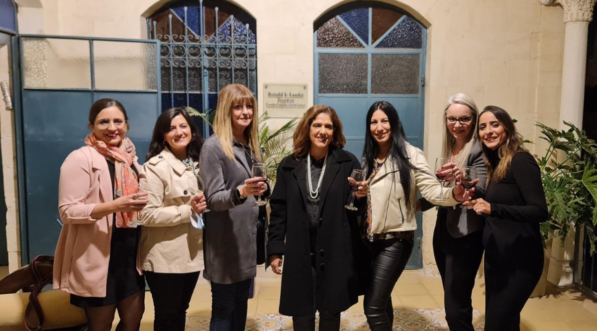 מימין -לירז בנג'ו, ג'ולי קייט, רחלי ממן, ח"כ אופיר, ורד ששון, עופרה בן זקן ורויטל חזות. קרדיט - יח"צ