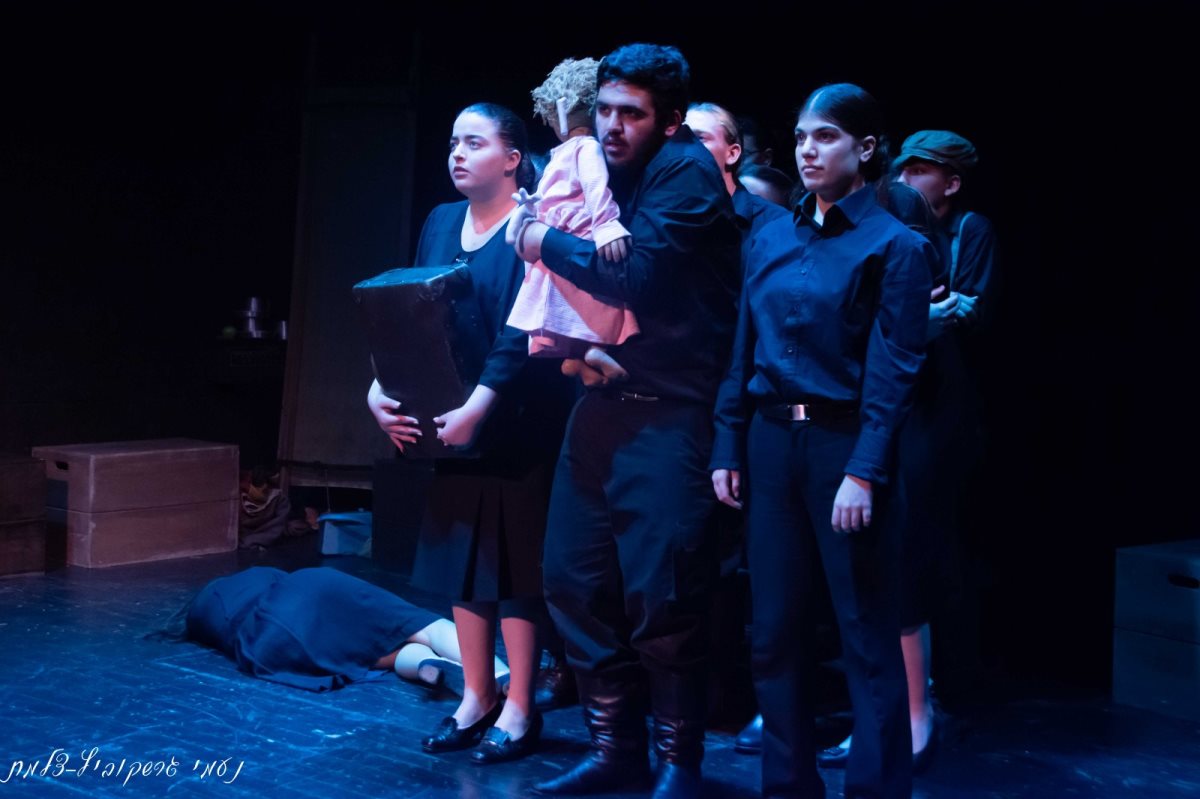 הקטע מההצגה שממחיז את סיפור משפחתה של חנה דיין במחנה טרנסניסטרייה. קרדיט - "מספרים ביחד"