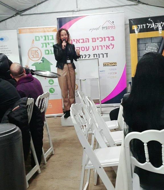 מאיה כהן, סמנכלית נגב אקולוגיה בכנס ״בונים בית בדרום״. קרדיט - יח"צ