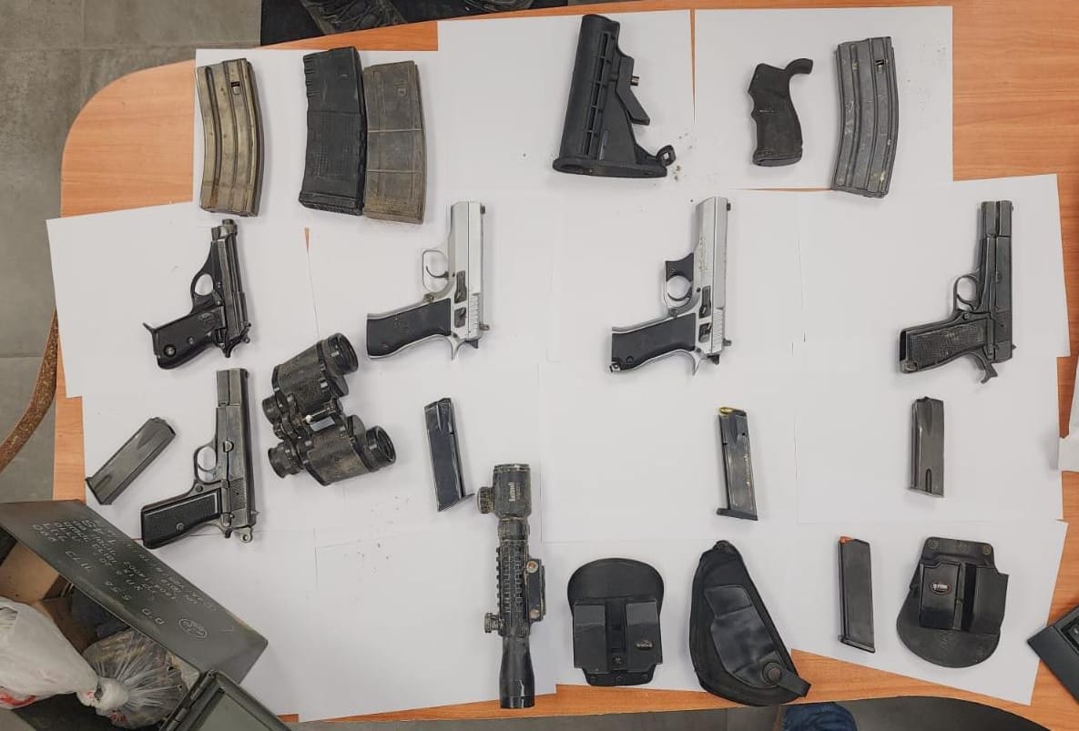 הנשק והתחמושת שנמצאו על החשודים. קרדיט - דוברות המשטרה