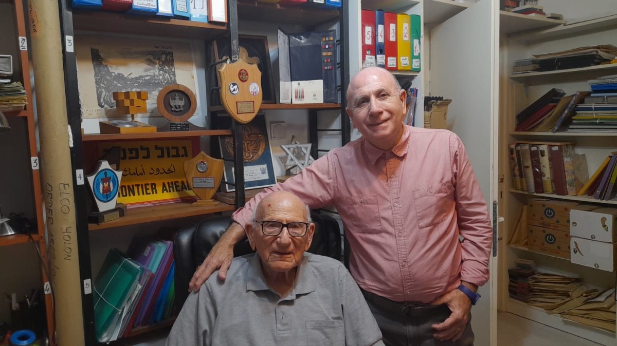 מרדכי בן אביר בביתו, עם מטפלו ד''ר חוסה אפסואה אזר. קרדיט- יח''צ משמרות