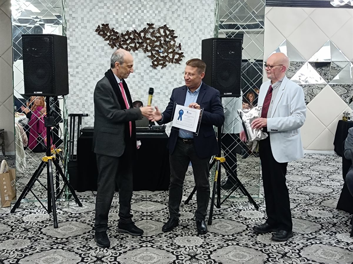 פרופ' נדב דוידוביץ' מקבל את הפרס