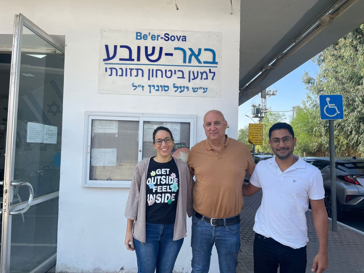 מימין- ארז נגאוקר, אבנר בן סניור וחגית שבתאי בפתח המסעדה החברתית. קרדיט - צילום פרטי