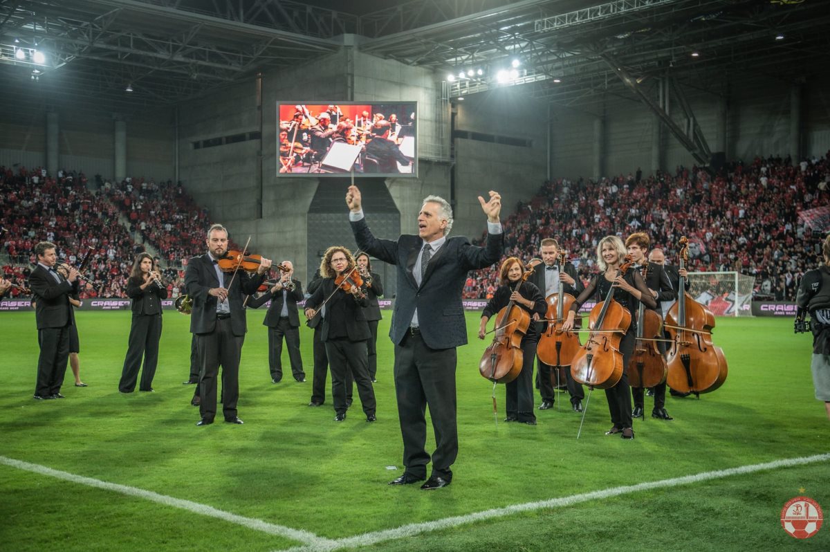 מאסטרו ניר קברטי והסינפונייטה בש בטוטו טרנר. צילום דוברות הפועל ''ויקטורי'' באר שבע