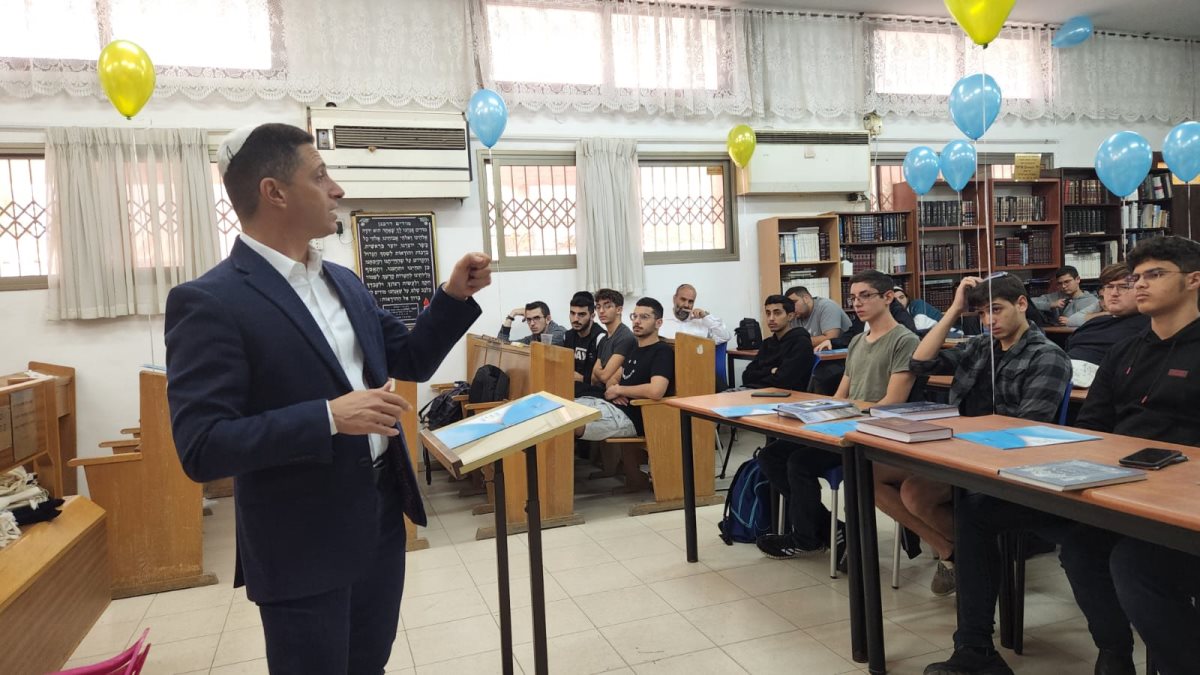 רוביק ותלמידי אמית. קרדיט - יח"צ