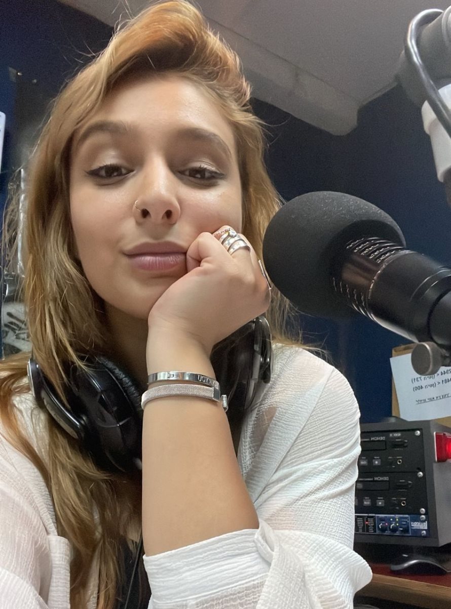 ליד המיקרופון, טל מושייב. קרדיט - צילום פרטי