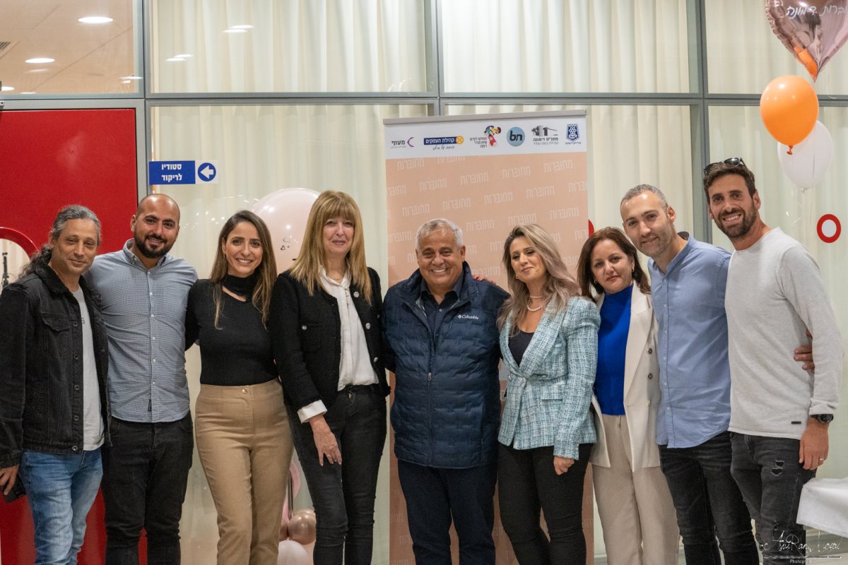 ראש העיר עם יועצת ראש העיר וצוותי הנהלת העיר שמובילים את הקהילה. קרדיט - עיריית דימונה