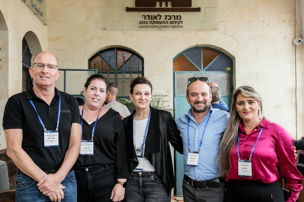 מימין: קרן כהן, אורי כרמל ותמר גיל מנחם, דנה שדה אופיר ואמיר הדס. קרדיט. סנאפ - המרכז החברתי לצילום