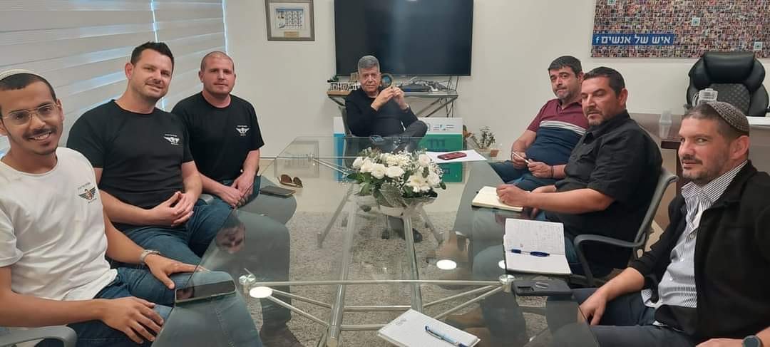 פגישת הסיירת עם ראש עיריית אופקים. קרדיט: הוועד להצלת הנגב (ע"פ ס' 27א')