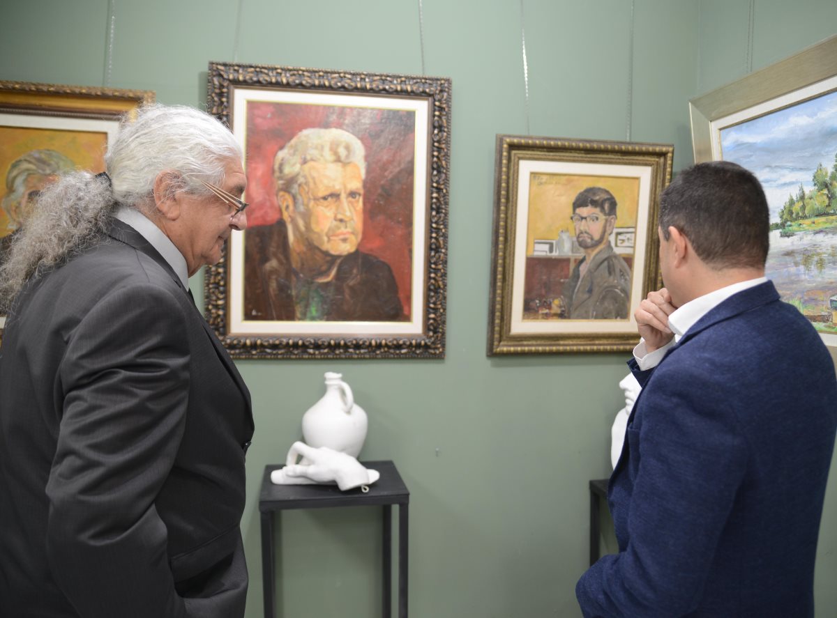 מתרשמים מהיצירות- קרדיט תמונה דודו גרינשפן