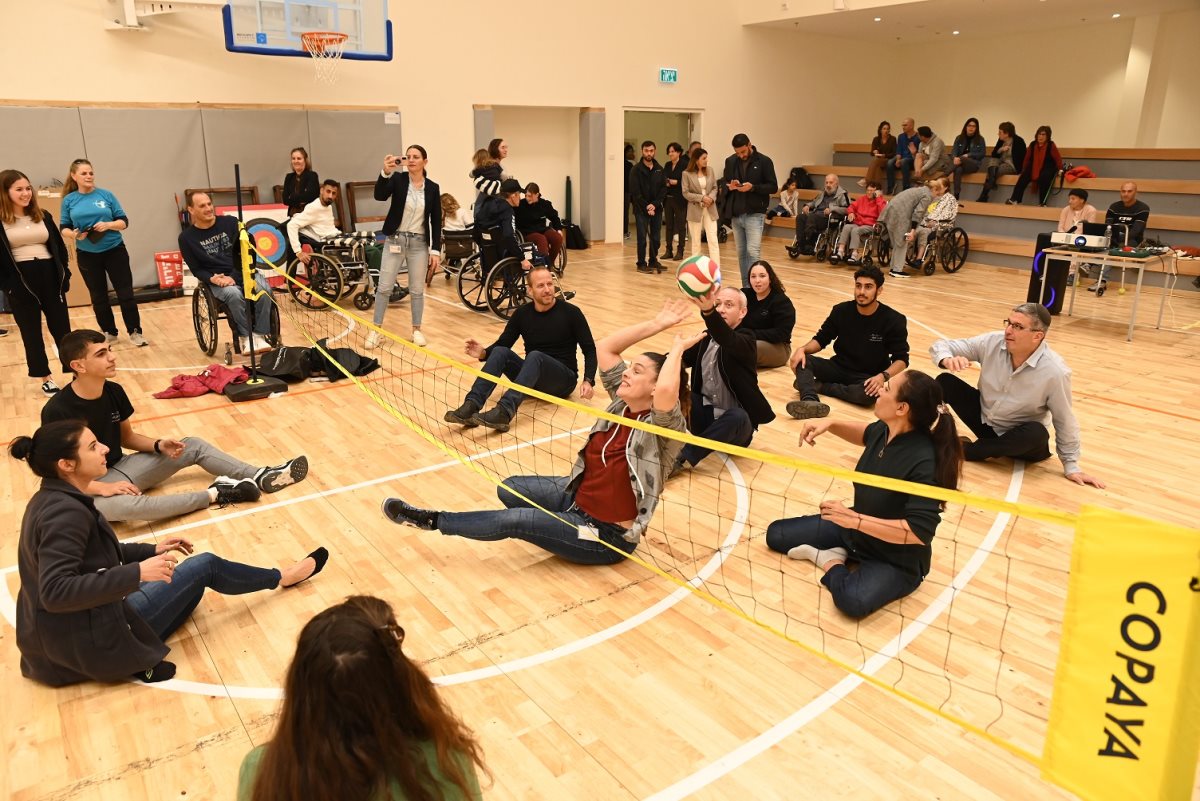 השר טרופר במשחק כדור עף בישיבה. קרדיט צילום אדיר הרוש