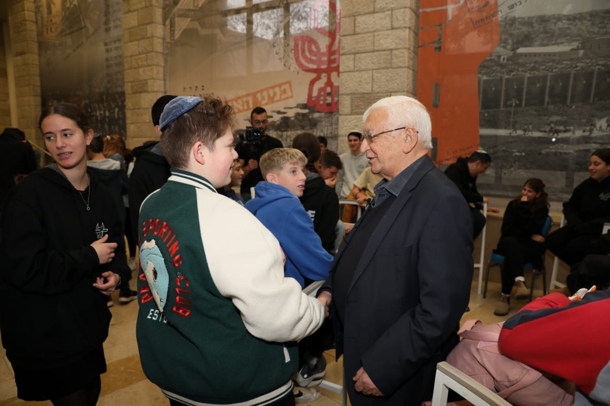 מרדכי אלגרבלי במעגל שיח. קרדיט- דוד מיכאל