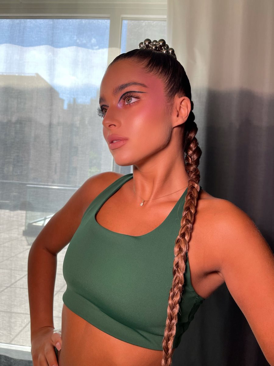 איפור וצילום: קים סט. שיער: henry de la paz