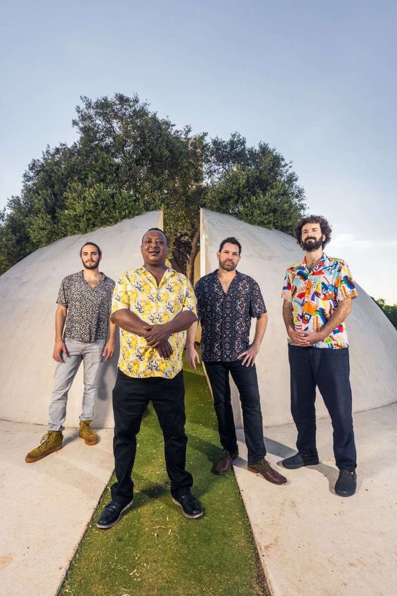 אדיס קן במופע עם אסתר רדא  קרדיט: רונן גולדמן 