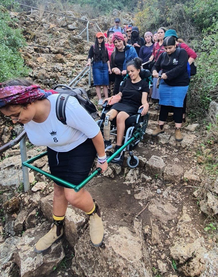 אורלי וחברותיה בטיול, השבוע. קרדיט - תיכון אמית