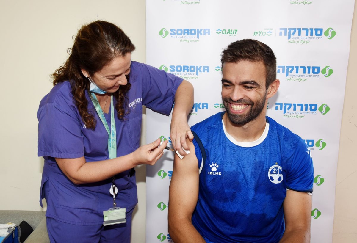 הקפטן מיגל ויטור מתחסן נגד הנגיף. קרדיט - רחל דוד