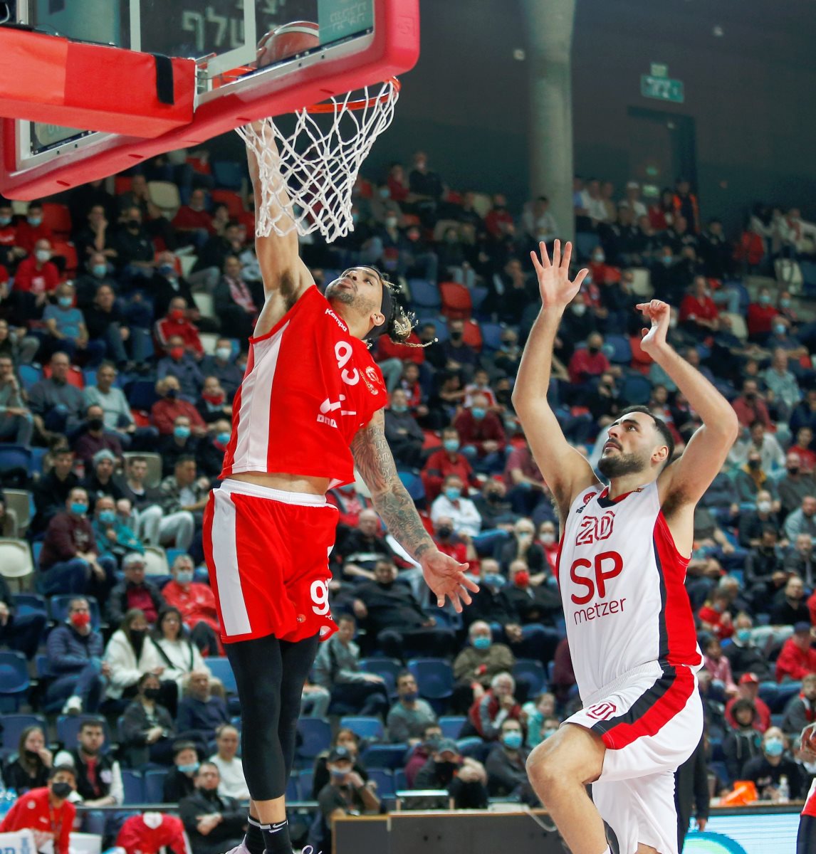 דמפס מקדים את זלמנסון בדרך לדאנק במתפרצת. קרדיט: אלן שיבר